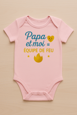 Body bébé rose Ancabebe à plat sur fond bois, message « Papa et moi = équipe de feu », impression nette.