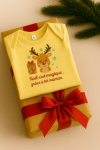 Body bébé Noël jaune plié en coffret cadeau avec ruban rouge, design renne et message Noël, marque AnCaBébé.
