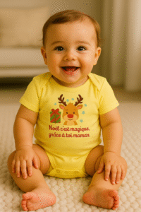 Bébé souriant portant un body de Noël jaune avec renne et message “Noël c’est magique grâce à toi maman” – body Ancabebe