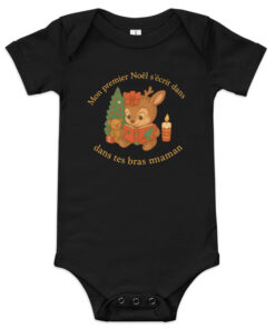 Bébé souriant portant un body noir à message « Mon premier Noël s’écrit dans tes bras maman » – idée cadeau émotive et festive pour les mamans et leurs bébés.