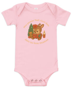 Body de Noël pour bébé “Mon premier Noël s’écrit dans tes bras maman” – création AnCa Bébé. Cadeau tendre et symbolique pour maman et bébé, parfait pour immortaliser le premier Noël ensemble.