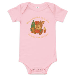 Body de Noël pour bébé “Mon premier Noël s’écrit dans tes bras maman” – création AnCa Bébé. Cadeau tendre et symbolique pour maman et bébé, parfait pour immortaliser le premier Noël ensemble.