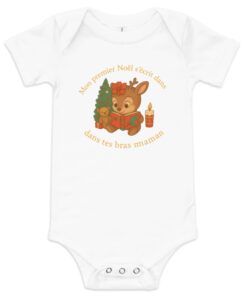 Body de Noël pour bébé avec l’inscription “Mon premier Noël s’écrit dans tes bras maman”. Création AnCa Bébé tendre et émotive, parfaite pour immortaliser le premier Noël entre une maman et son bébé