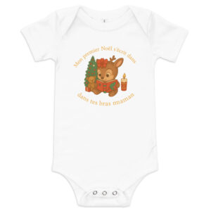 Body de Noël pour bébé avec l’inscription “Mon premier Noël s’écrit dans tes bras maman”. Création AnCa Bébé tendre et émotive, parfaite pour immortaliser le premier Noël entre une maman et son bébé