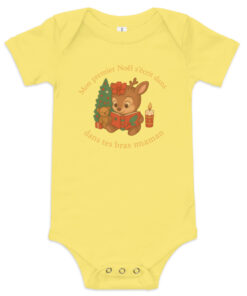Bébé souriant portant un body de Noël AnCa Bébé avec l’inscription “Mon premier Noël s’écrit dans tes bras maman”. Cadeau unique, doux et symbolique pour maman et bébé.